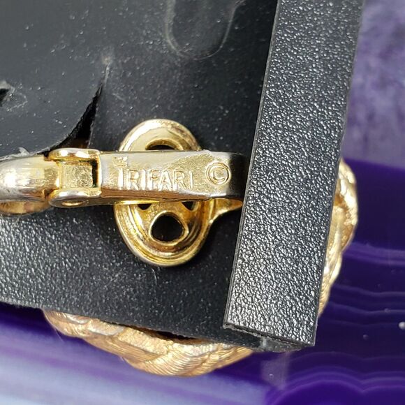 Vintage Signed Crown Trifari Gold Tone Round Pinwheel Clip-On Earrings - Picture 6 of 11